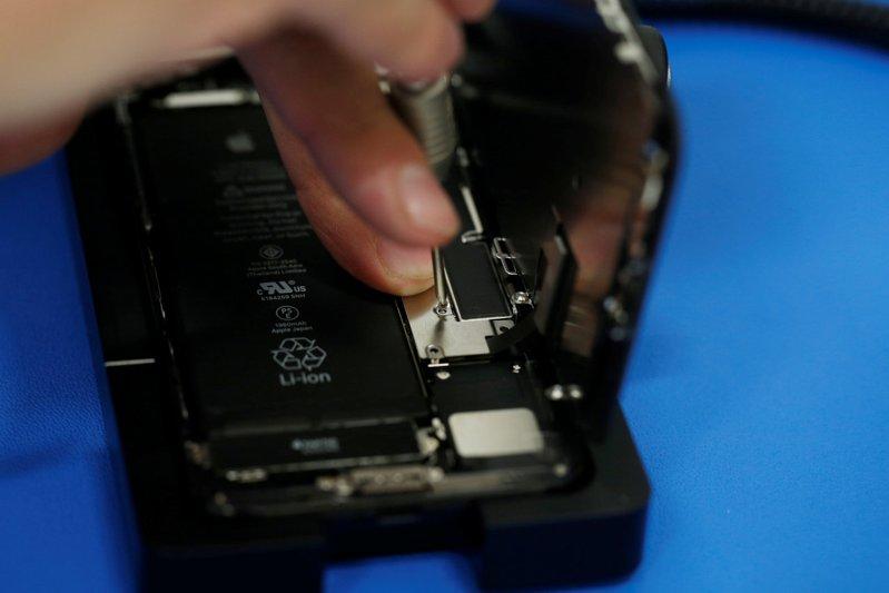 就算是iPhone上最简单的零件——微型螺丝,也相当复杂。(路透)