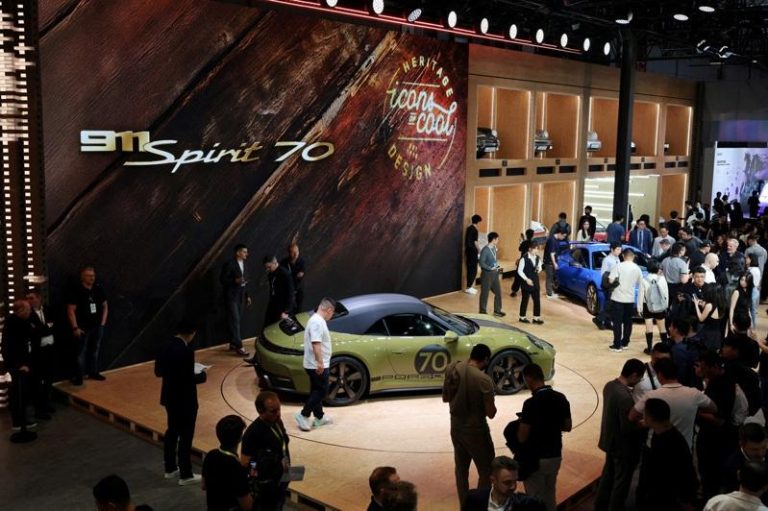 保时捷（Porsche）新车911 Spirit 70敞篷车上周在上海车展展示。  （路透）