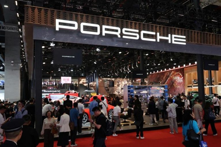 由于关税效应、交车量下滑等因素，保时捷（Porsche）第1季营业利益年减40%至8.67亿美元。（路透）