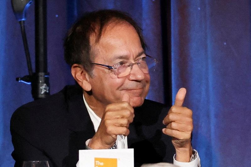 避险基金大亨鲍森(John Paulson)预测,黄金价格将在三年内趋近每英两5,000美元。(路透)