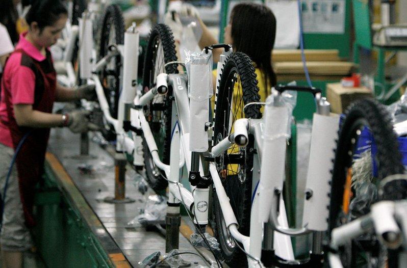 美国关税政策不确定性,美国、欧元区及亚洲多国制造业景气4月持续陷入萎缩。(路透)