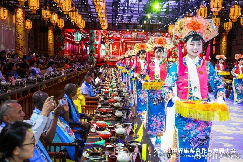 行氏皇家菜的盛大宫宴,中华礼仪体验感拉满,吸引不少外国游客。(取材自皇家菜博物馆)