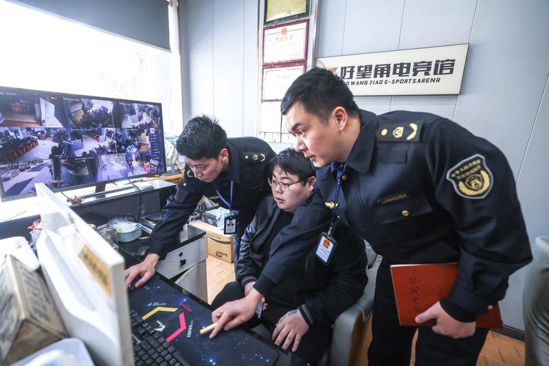 「饭圈」乱象造成的隐私外泄等危害已延伸至现实生活，亟待整治力道持续加强。示意图，图文无关。（取材自时代周报）