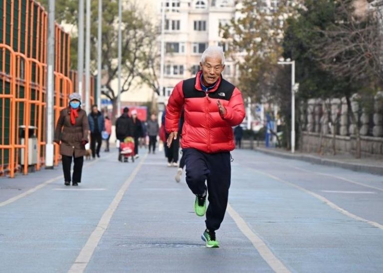 老金每天持续练习，希望跑出更好的成绩。（取材自新华网）