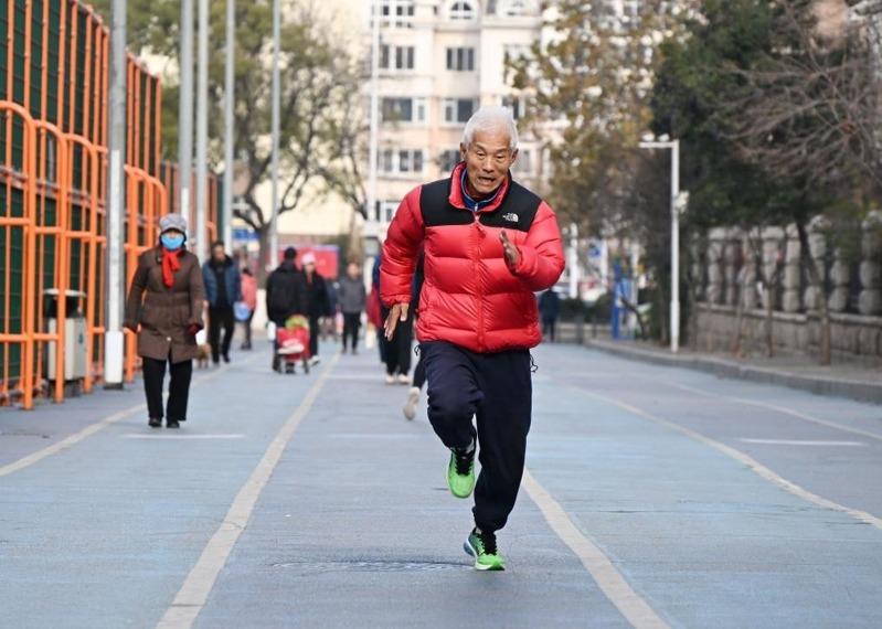 老金每天持续练习,希望跑出更好的成绩。(取材自新华网)