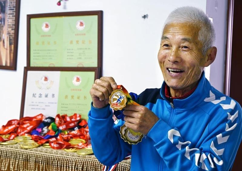 老金每天持续练习，希望跑出更好的成绩。（取材自新华网）