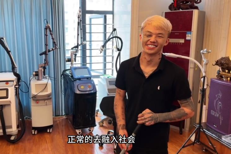 一些文身师会从网络抓图下来，文在人的身上。示意图。（取材自中国新闻周刊／视觉中国图）