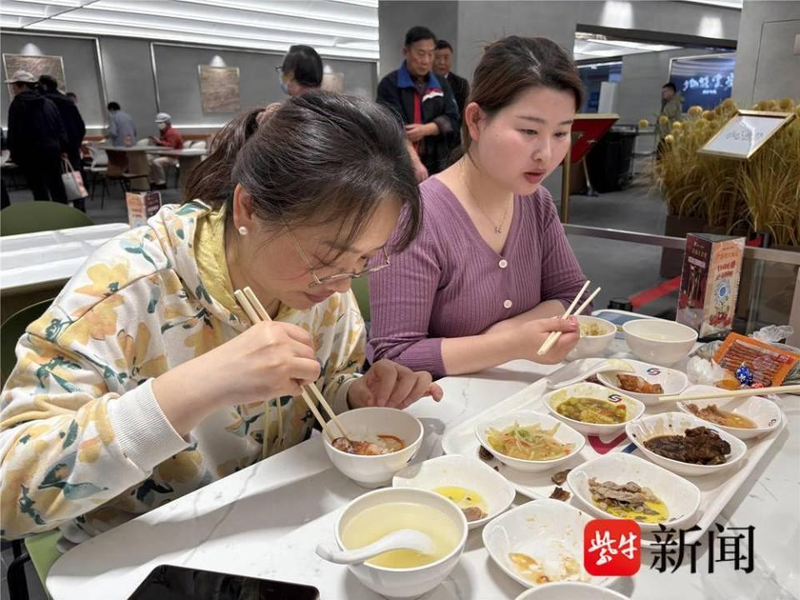 「广济南大食堂」里每天都是人潮汹涌。（取材自小红书）