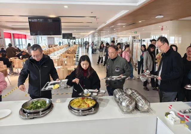 「广济南大食堂」里每天都是人潮汹涌。（取材自小红书）
