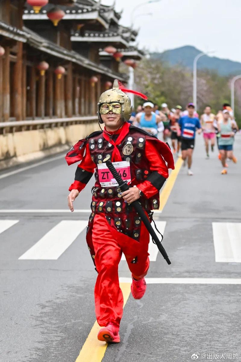 马拉松已经演变成一场嘉年华般的活动，图为扮装参加柳州马拉松的跑者。（取材自微博）