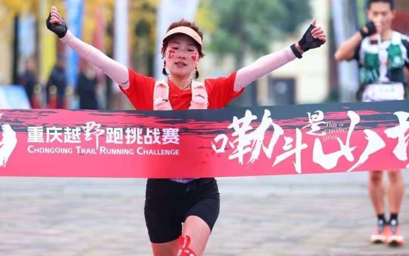 肖芬说,举起双手迎接终点是她的习惯性动作。(取材自新京报/受访者供图)