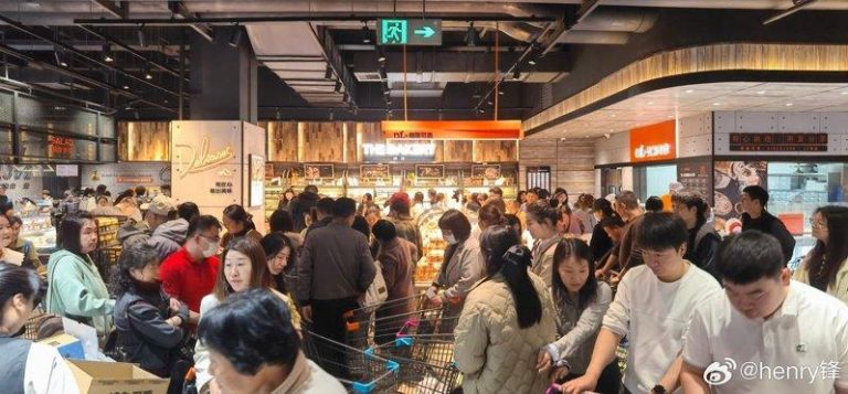 胖东来天使城门店挤满消费民众。（取材自微博）