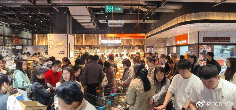 胖东来天使城门店挤满消费民众。(取材自微博)