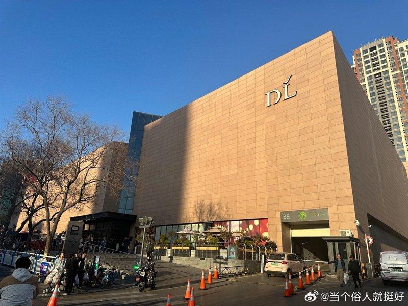 胖东来天使城门店挤满消费民众。（取材自微博）