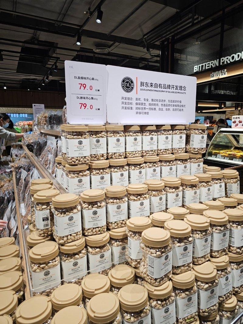 胖东来天使城门店挤满消费民众。（取材自微博）