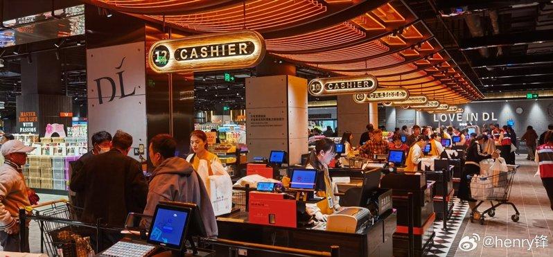 胖东来天使城门店挤满消费民众。（取材自微博）