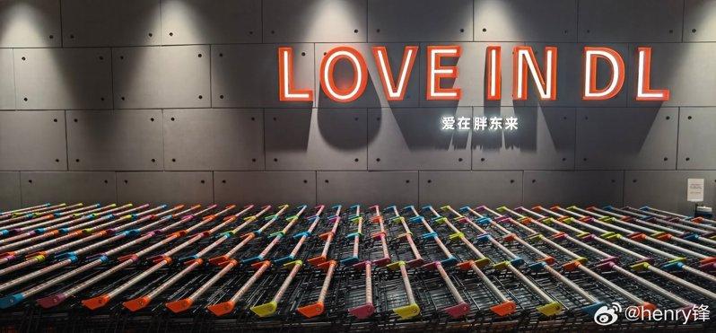 胖东来天使城门店挤满消费民众。（取材自微博）