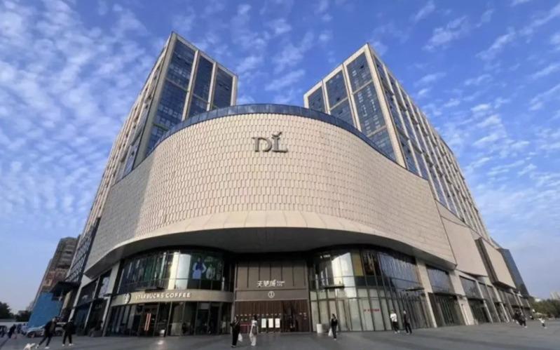胖东来天使城门店挤满消费民众。（取材自微博）