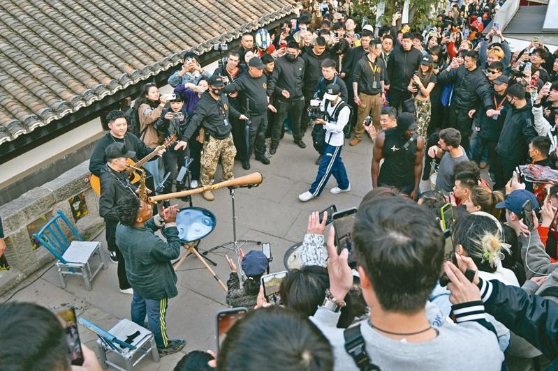 被中国网民暱称为「甲亢哥」的美国网红「IShowSpeed」。（取材自「IShowSpeed」YT）