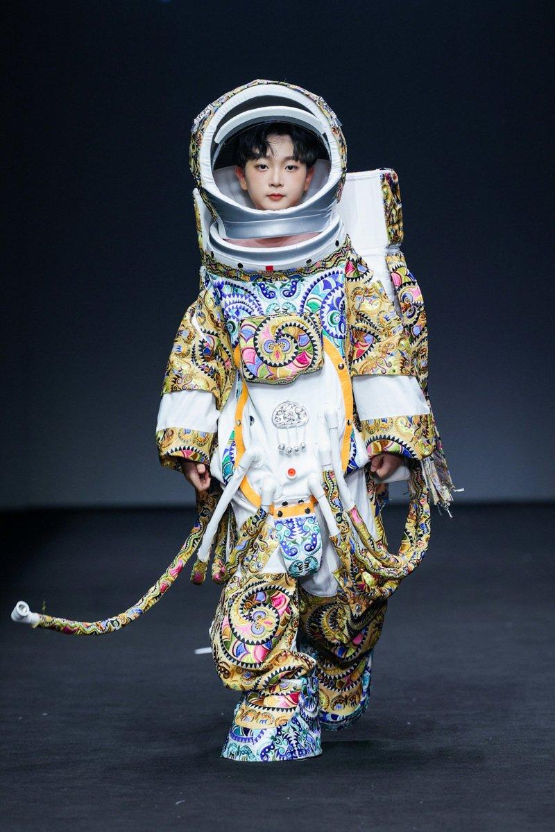 杨春林带着孩子们，把苗族传统服饰搬上伸展台。（取材自微博）