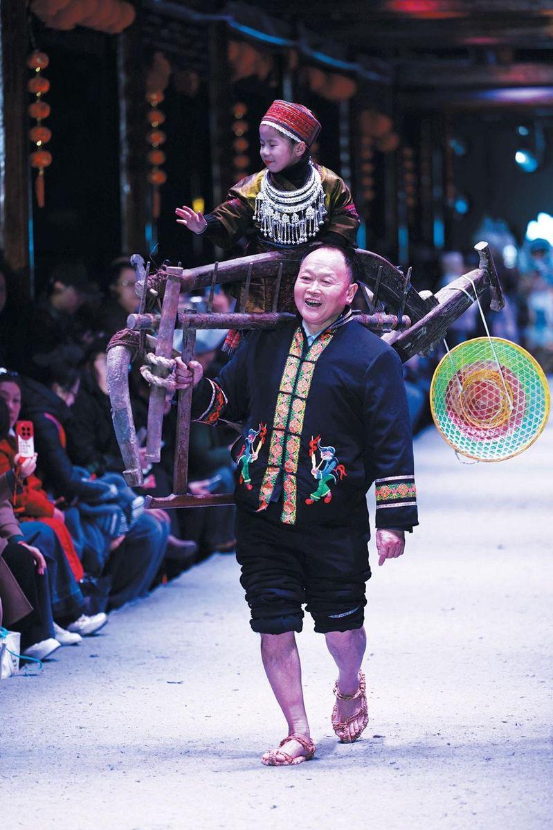 杨春林带着孩子们，把苗族传统服饰搬上伸展台。（取材自微博）