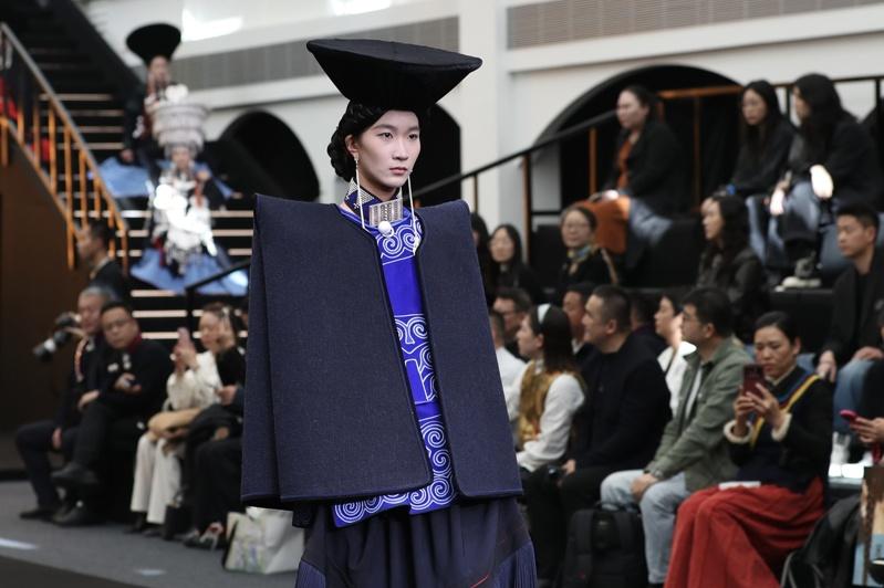 杨春林带着孩子们，把苗族传统服饰搬上伸展台。（取材自微博）