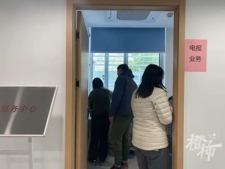 武林广场电信营业厅张贴的电报格式。（取材自都市快报橙柿交互）