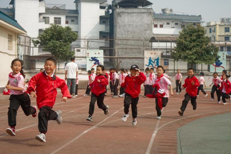 部分学校为提振学生学习精神和锻炼体能，会在课间安排学生在操场上跑步。示意图。（新华社）