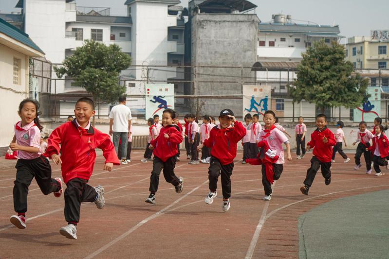 部分学校为提振学生学习精神和锻炼体能,会在课间安排学生在操场上跑步。示意图。(新华社)