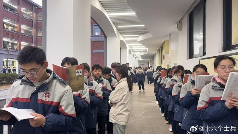部分学校为提振学生学习精神和锻炼体能，会在课间安排学生在操场上跑步。示意图。（新华社）