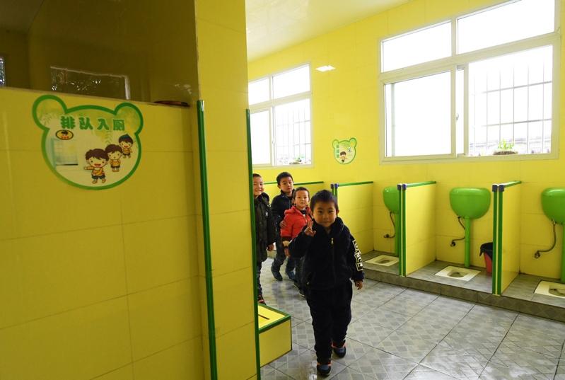 部分学校为提振学生学习精神和锻炼体能，会在课间安排学生在操场上跑步。示意图。（新华社）