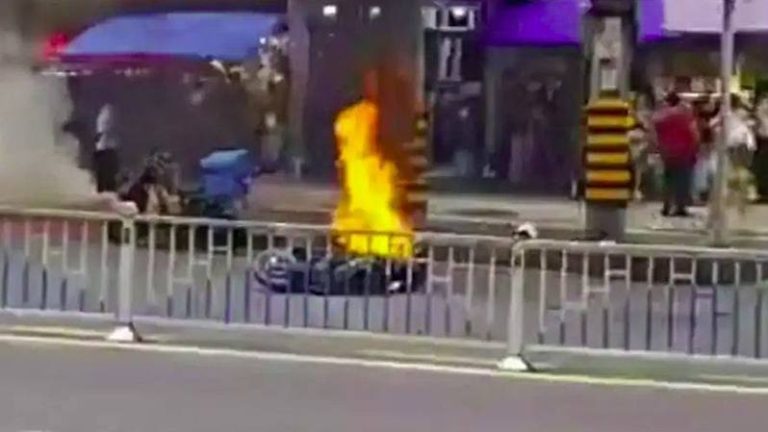 重庆市一名54岁男子当街点燃自驾电单车。（取材自极目新闻）