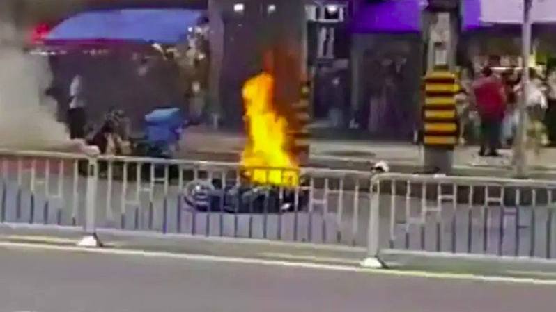 重庆市一名54岁男子当街点燃自驾电单车。(取材自极目新闻)