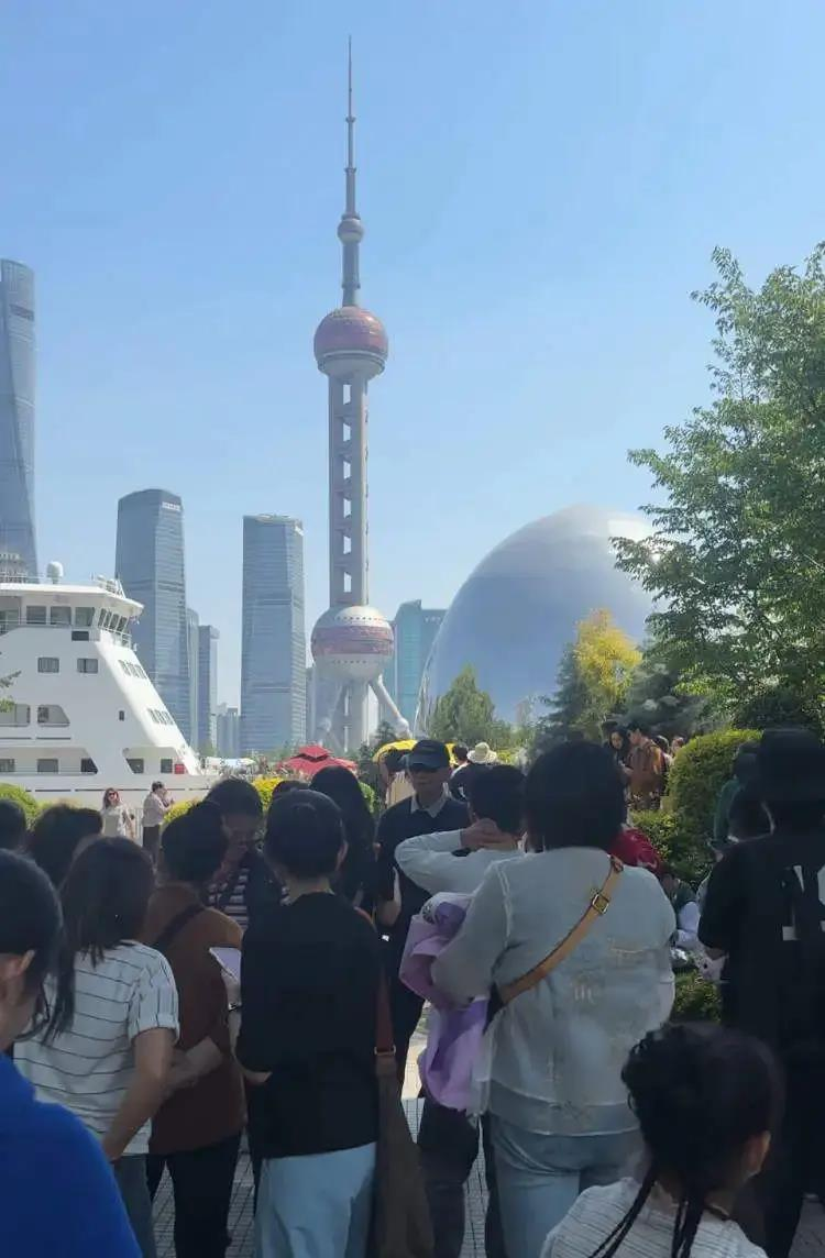 下午一两点左右,小巨蛋前已经排了十几名游客,目测其中80%左右来自东南亚。(取材自上观新闻)