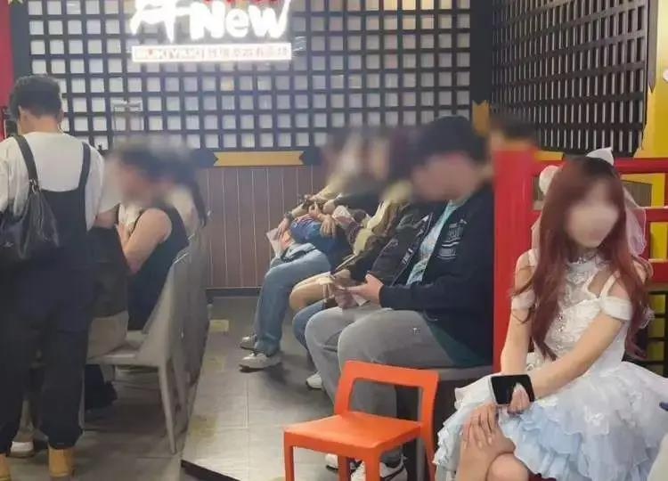 下午一两点左右，小巨蛋前已经排了十几名游客，目测其中80%左右来自东南亚。（取材自上观新闻）
