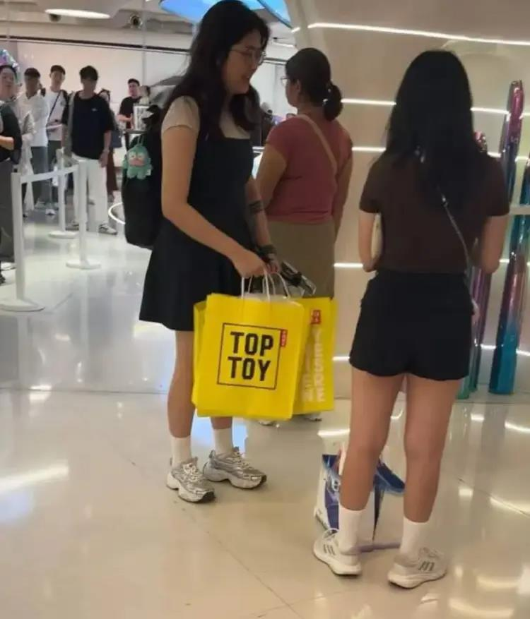 下午一两点左右，小巨蛋前已经排了十几名游客，目测其中80%左右来自东南亚。（取材自上观新闻）
