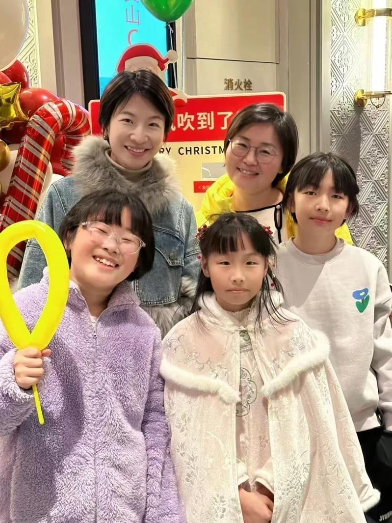 五个人常一同出游。（取材自澎湃新闻／受访者提供）