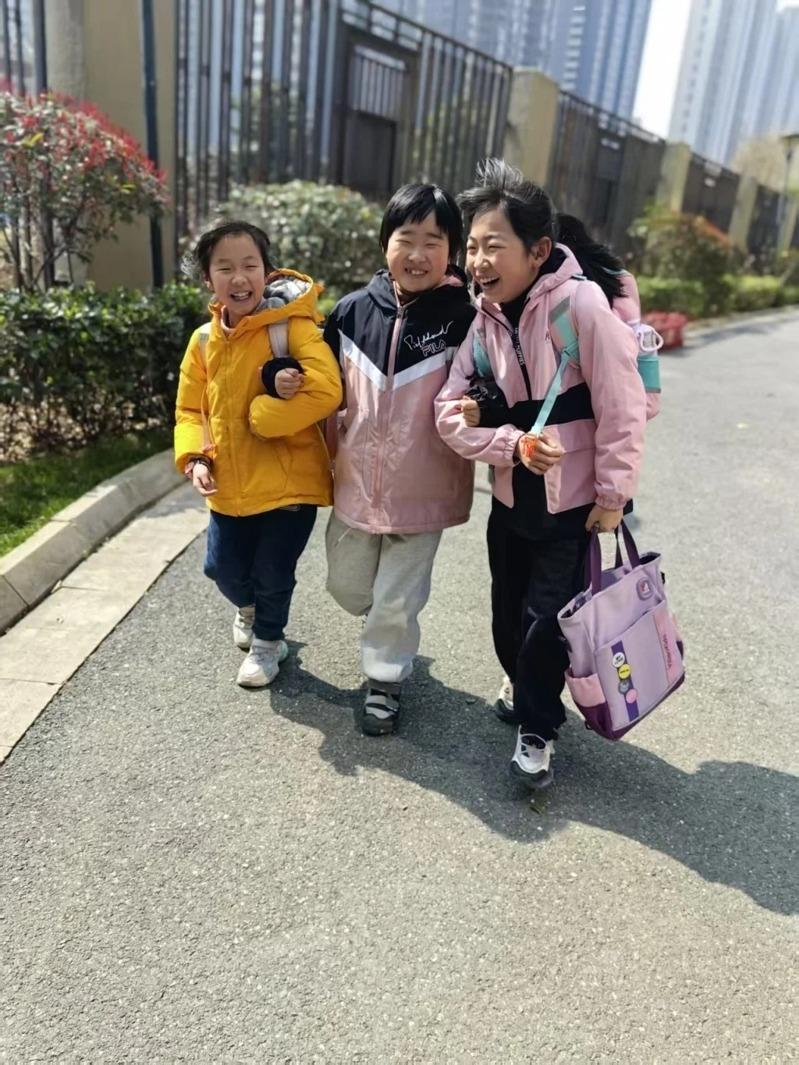 五个人常一同出游。（取材自澎湃新闻／受访者提供）