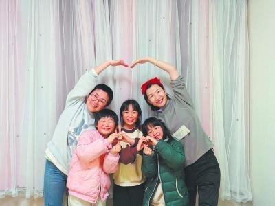 五个人常一同出游。（取材自澎湃新闻／受访者提供）