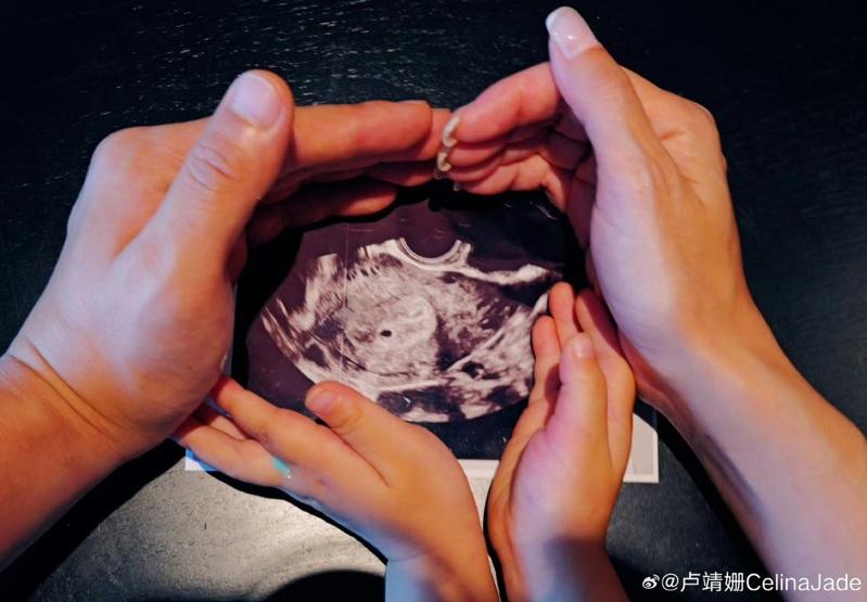 盧靖姍(左)與韓庚在2022年喜迎女兒出生。圖／摘自微博