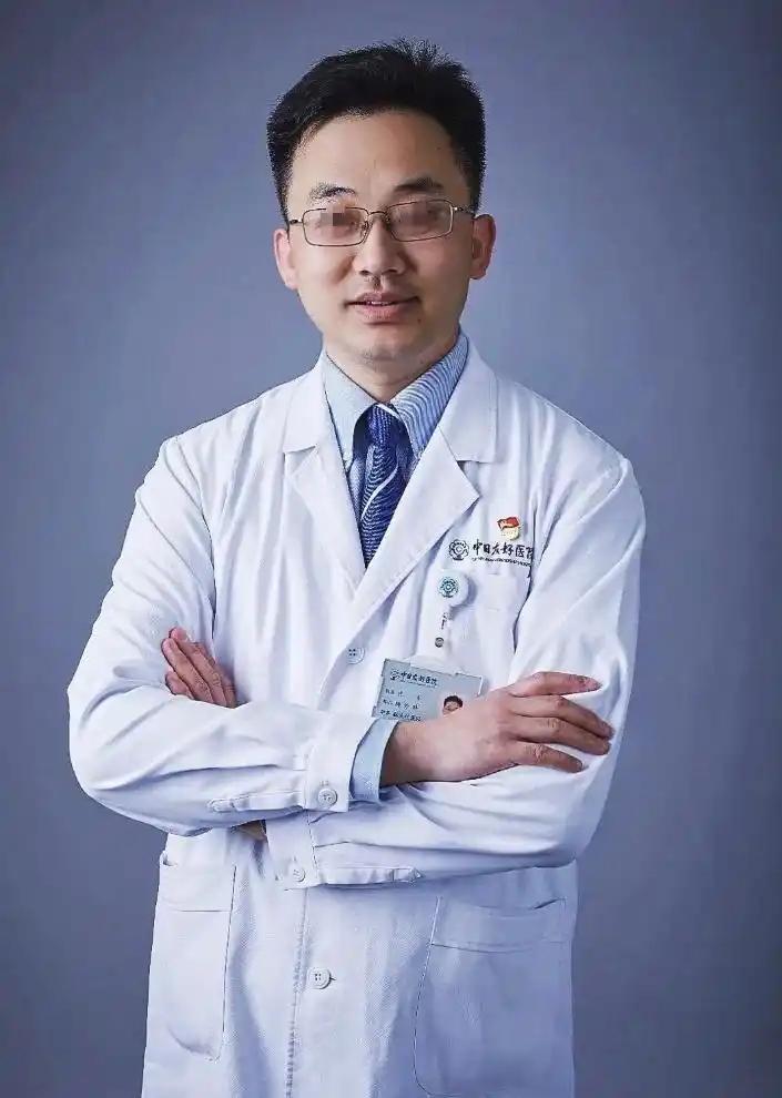 北京中日友好医院胸腔外科医师肖飞(图)出轨对象之一为实习医师董袭莹。(取材自微博)