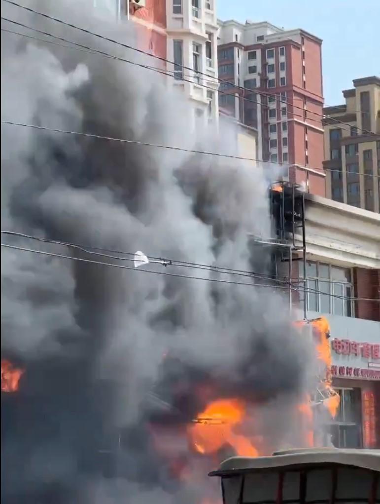辽宁省辽阳市一饭店29日发生大火,造成22人死亡、3人受伤的惨剧。(视频截屏)