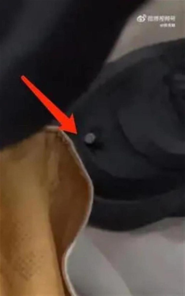 女网友拍到男子鞋子上有疑似摄像头的物品，上网提醒大家小心偷拍，却遭到网暴。(视频截屏)
