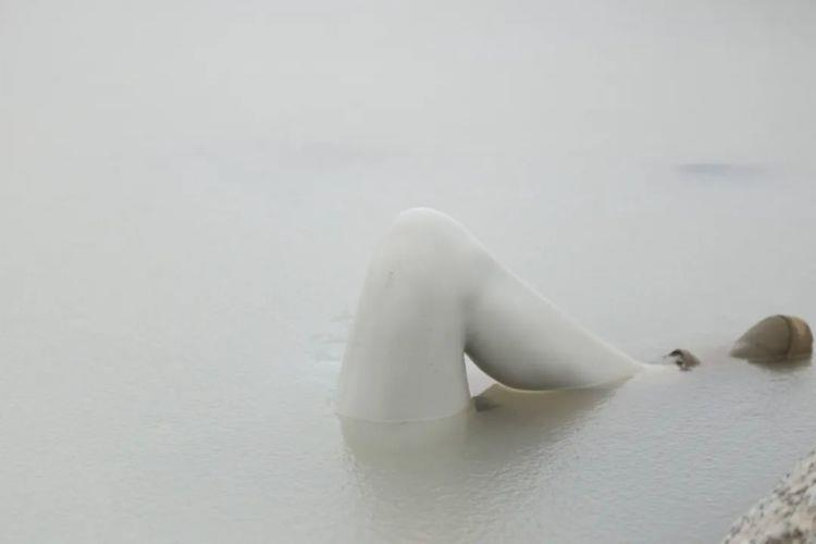 青藏冰川冰湖里的「人腿」还穿着雪地靴。（取材自扬子晚报／受访者供图）