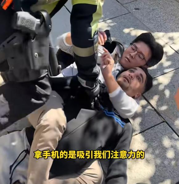 小田用裸绞锁喉制伏小偷。(取材自上游新闻)