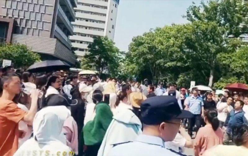 乌镇「生迪光电」倒闭,员工抗议欠薪。(取材自X平台)