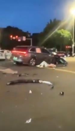 福建福州市鼓楼区一交叉路口2日发生一起车撞人的严重流血事件，至少两死多伤。(视频截屏)