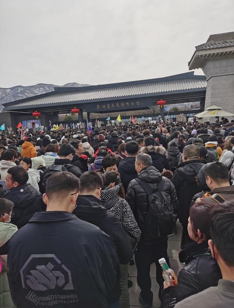 看兵马俑人潮。(视频截屏)