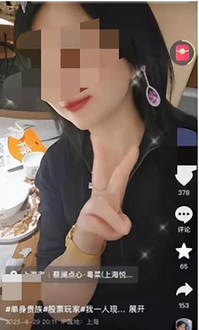 女子餐后将擦鼻涕纸扔进调料罐。（视频截屏）