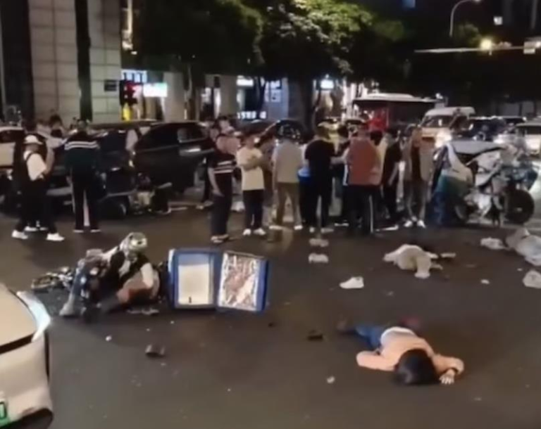 5月2日傍晚，福州五一广场附近协和医院路口发生一起汽车冲撞行人事件。（取材自X）
